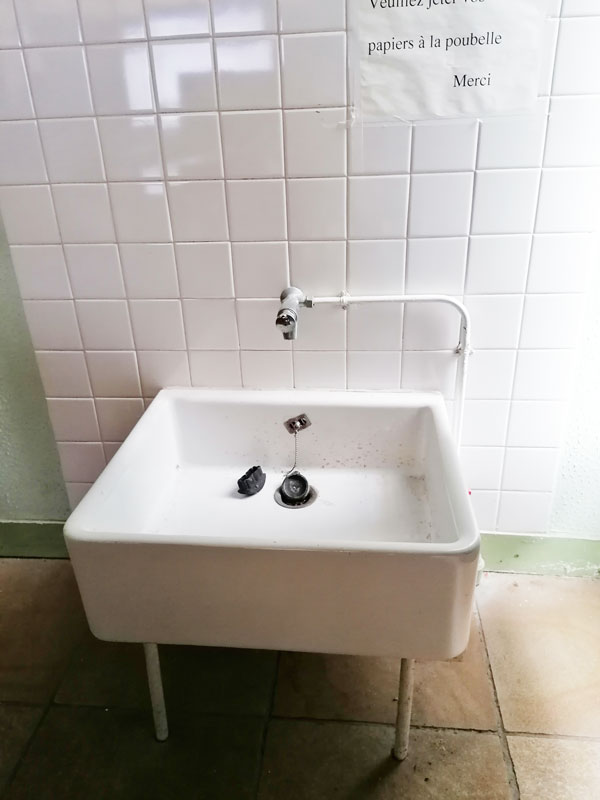 Lavabo de l'école de plein air, de format rectangulaire.